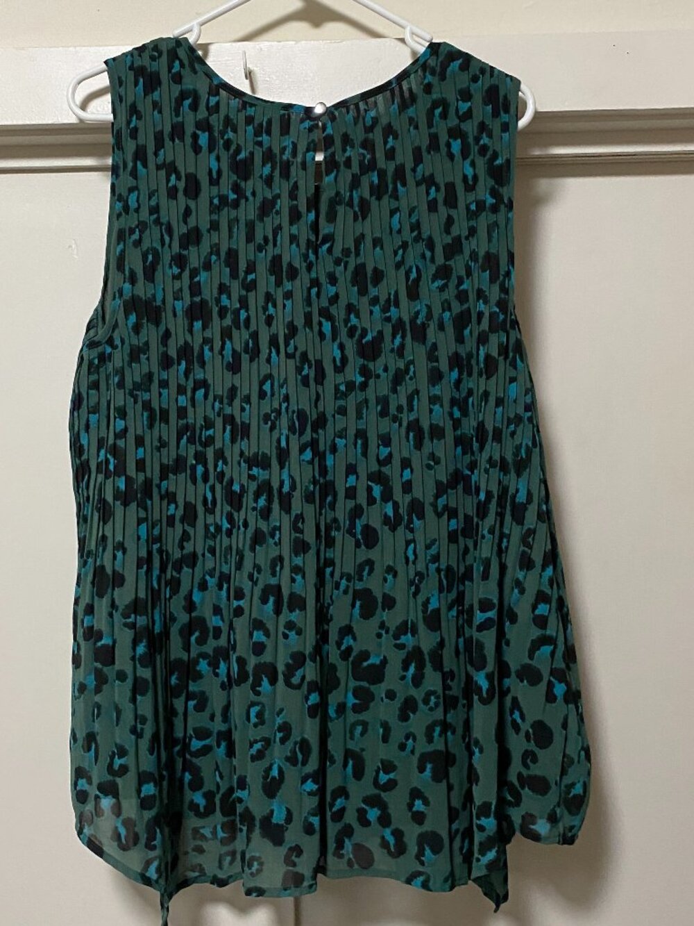 Ava & Viv, sleeveless, tiny-pleats blouse, green w/teal & black spots, size 1X - Picture 5 of 8